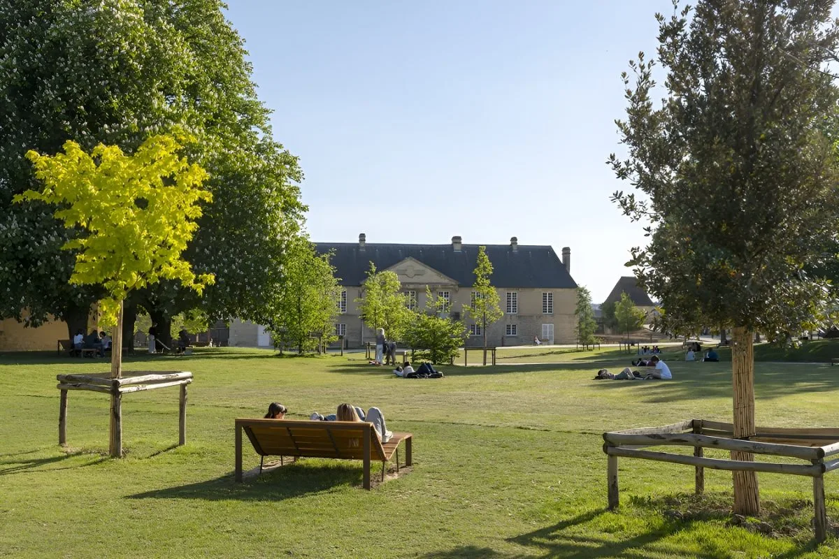 Pelouses, bancs et grands arbres du parc du Château de Caen, devant le musée de Normandie