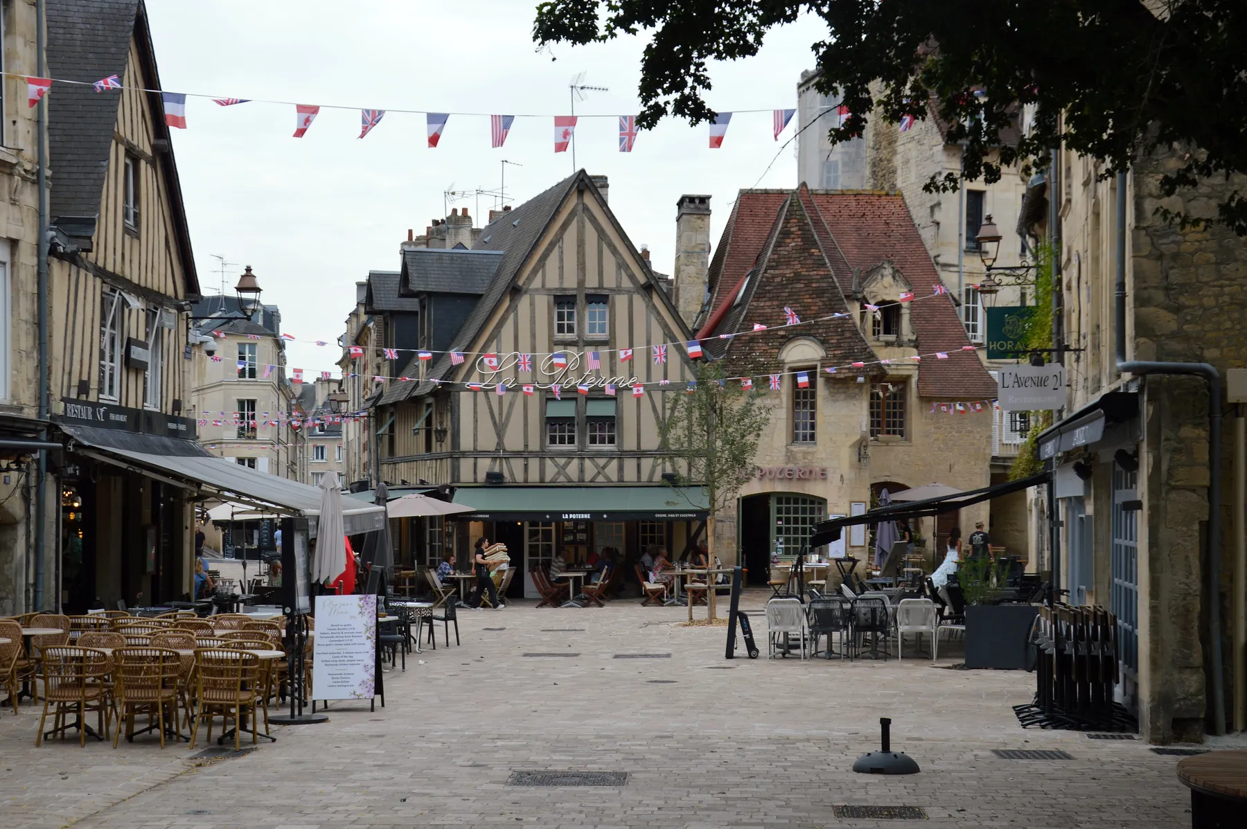 Rue du Vaugueux à Caen, maisons à colombages et terrasses de restaurants